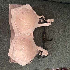 2 Pack women’s Bra. Brand new, never worn with tags.